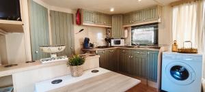 ครัวหรือมุมครัวของ Bungalow Camping 4 etoiles, 6 personnes, climatisation, parking, piscine, Wi-Fi