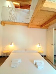 Postel nebo postele na pokoji v ubytování Home Poetry Studio La Spezia 5 terre Bernardino 1