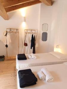 Postel nebo postele na pokoji v ubytování Home Poetry Studio La Spezia 5 terre Bernardino 1