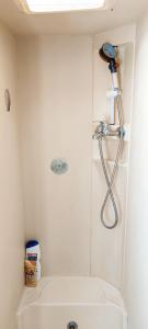 ห้องน้ำของ Bungalow Camping 4 etoiles, 6 personnes, climatisation, parking, piscine, Wi-Fi +27 ภาพ