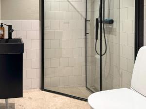 um banheiro com chuveiro, vaso sanitário e pia em Small Double Room in Sölvesborg em Sölvesborg