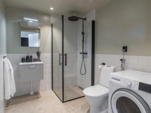 Ένα μπάνιο στο Suite with sea view in Sölvesborg