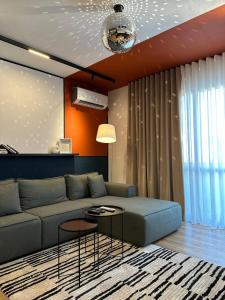 un salon avec un canapé et une table dans l'établissement Mondrian Luxury Apartment, à Durrës