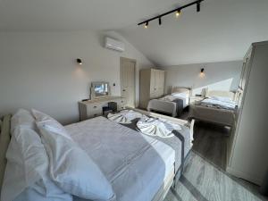 Ένα ή περισσότερα κρεβάτια σε δωμάτιο στο White Deluxe Villa Ölüdeniz +42 φωτογραφίες
