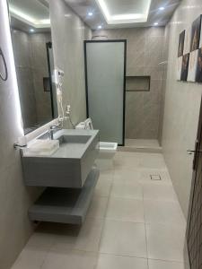 Koupelna v ubytování Aseel Hotel Apartment + 28 fotografií