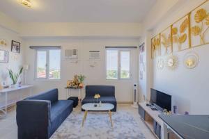 a living room with a couch and a tv at Home Sweet Home in Lias