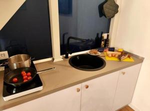 A kitchen or kitchenette at Tolli Colosseo Apartment