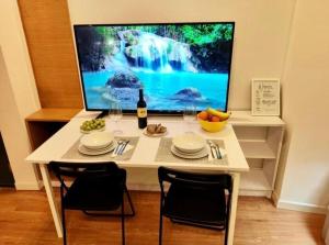 A television and/or entertainment centre at Tolli Colosseo Apartment