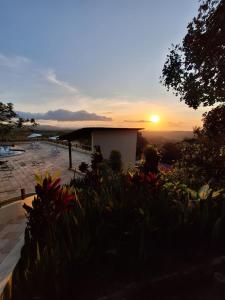 Blick auf den Sonnenuntergang eines Gebäudes mit Sonnenuntergang in der Unterkunft Topo da Montanha 205 in Chã Grande