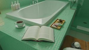 Bilik mandi di Frame Hotel - Treehouse