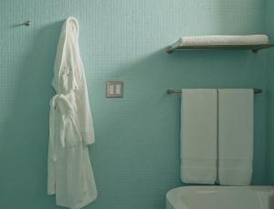 Bilik mandi di Frame Hotel - Treehouse