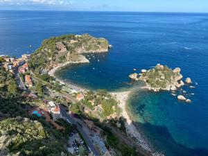 una vista aérea de una pequeña isla en el océano en LA SCOGLIERA - Apartment, en Stazzo