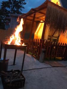 Gril dostupný pro hosty v luxury tent
