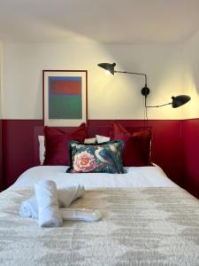 レディングにあるBoutique Double Room in Terrace Home - University Hospital City Centreの赤い壁のベッドルーム1室(ベッド2台付)