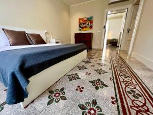 A bed or beds in a room at Palazzo Polini Apartments