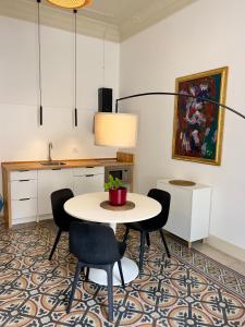 A kitchen or kitchenette at Palazzo Polini Apartments Még 19 kép