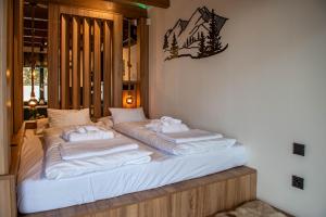 Giường trong phòng chung tại Panoráma Cottage