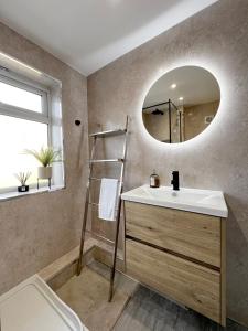 レディングにあるBoutique Double Room in Terrace Home - University Hospital City Centreの洗面台と鏡のあるバスルーム