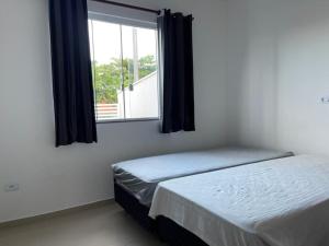 Katil atau katil-katil dalam bilik di Casa a 150m da praia com piscina e churrasqueira +21 gambar