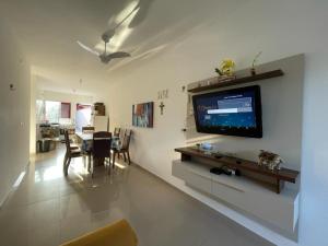 Televisyen dan/atau pusat hiburan di Casa a 150m da praia com piscina e churrasqueira