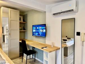 a room with a desk and a tv on the wall at Monte Poddasze I Ciasna ale wanna I 5 minut plaża in Sopot