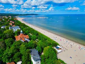 an aerial view of a beach with people on it at Monte Poddasze I Ciasna ale wanna I 5 minut plaża in Sopot