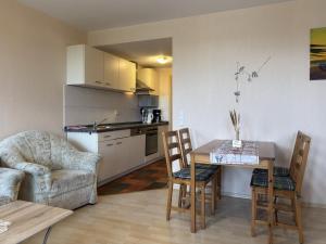 Kuchyň nebo kuchyňský kout v ubytování Family Apartment on Rügen