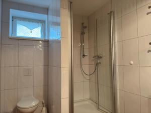 Bilik mandi di Charmante Ferienwohnung mit Garten in Wiek +32 gambar