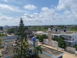 een luchtfoto van een stad met gebouwen bij Litos place in Cotonou