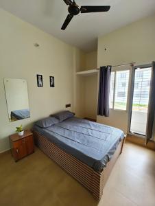 Postel nebo postele na pokoji v ubytování Galaxy Homestay 4Bhk