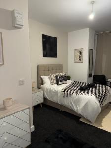 una camera con letto, cassettiera e letto Sidx Sidx Sidx Sidx Sidx Sidx di Warwick Studio Spaces a Carlisle