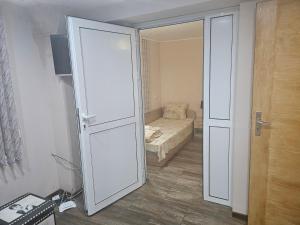 Postel nebo postele na pokoji v ubytování Къща за гости Теяна + 7 fotografií