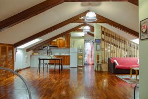 een keuken en een woonkamer met houten plafonds bij Villa Oleandri in Carmagnola +18 foto's