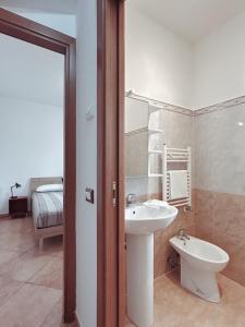 un baño con lavabo e inodoro en Le Terrazze Ciampino, en Ciampino 75 fotos más