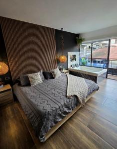 Postel nebo postele na pokoji v ubytování Habitacion Deluxe 2 con Jacuzzi a 20 mt del parque