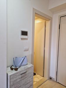 スコピエにあるUrban Garden Apartmentの部屋のドレッサーに座る青い財布