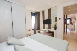 une chambre d'hôtel avec un lit et un miroir dans l'établissement Villa 21 A, à Trogir 26 autres photos