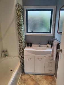Un baño con lavabo y ventana. en Ohakune Peak Retreat Unit 2, en Ohakune