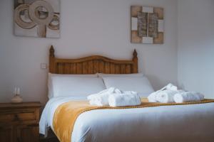 Cama o camas de una habitación en 'El Mirador de Sotillo', un Oasis de Confort con Piscina y Jacuzzis