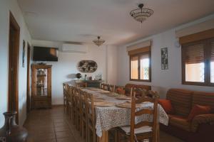 Un comedor con una mesa larga y sillas. en 'El Mirador de Sotillo', un Oasis de Confort con Piscina y Jacuzzis, en Sotillo de la Adrada