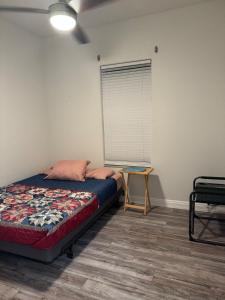 Giường trong phòng chung tại Newer Construction Home in Port Richey 3BR 2BA Bright with High Ceilings, Screened Lanai & Lake View, Fully Furnished, Conveniently Located on a Corner Lot with No Front Neighbors, Short Walk to US-19, Shops & Restaurants