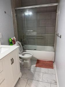 Phòng tắm tại Newer Construction Home in Port Richey 3BR 2BA Bright with High Ceilings, Screened Lanai & Lake View, Fully Furnished, Conveniently Located on a Corner Lot with No Front Neighbors, Short Walk to US-19, Shops & Restaurants +19 ảnh