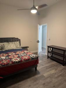 Giường trong phòng chung tại Newer Construction Home in Port Richey 3BR 2BA Bright with High Ceilings, Screened Lanai & Lake View, Fully Furnished, Conveniently Located on a Corner Lot with No Front Neighbors, Short Walk to US-19, Shops & Restaurants