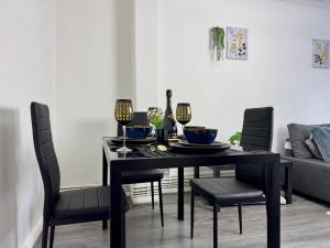 ロンドンにあるLuxury Flat by Tower Bridge, London - 2 Bedrooms, Free Parkingの黒いテーブルと椅子のあるダイニングルーム +7枚の写真