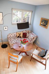 a living room with a couch and a table at Ferienwohnung mit Stil in Georgenthal