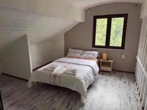 a bedroom with a bed and a window at Keyfe Kadir Garden Butik Otel in Orhangazi