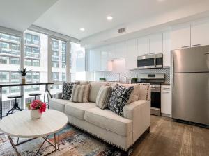un salon avec un canapé et une cuisine dans l'établissement Suite Downtown Pool and Gym Access, à Los Angeles