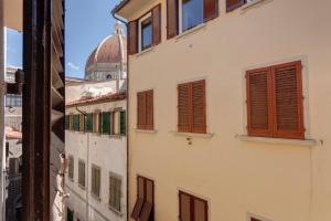 a view of a building with windows and a dome at Vista sulla Cupola del Brunelleschi - Comfort e Charme nel Cuore della Città in Florence