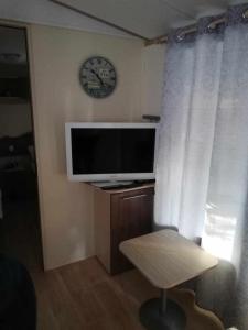 TV/trung tâm giải trí tại Mobilna kucica Lidija