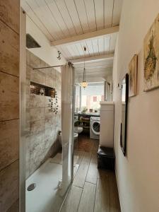 ein Badezimmer mit ebenerdiger Dusche und Waschbecken in der Unterkunft Casa Riad,gioiello del cortiletto storico in Lesmo + 38 Fotos